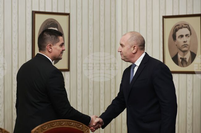 Виждаме невъзможност да се формира работещо правителство чрез политически предателства, каза Радостин Василев от МЕЧ при президента