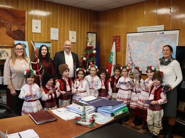 Община Ардино: Деца сурвакаха кмета на Ардино и му подариха ръчно изработени от тях коледни картички