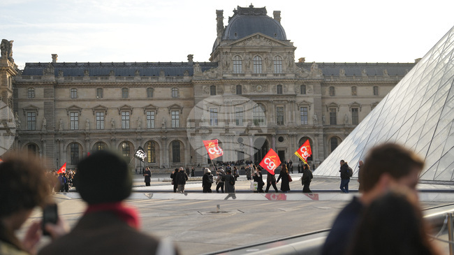 Лувърът в Париж отвори врати, но някои части на музея остават затворени, след като персоналът възобнови стачните си действия