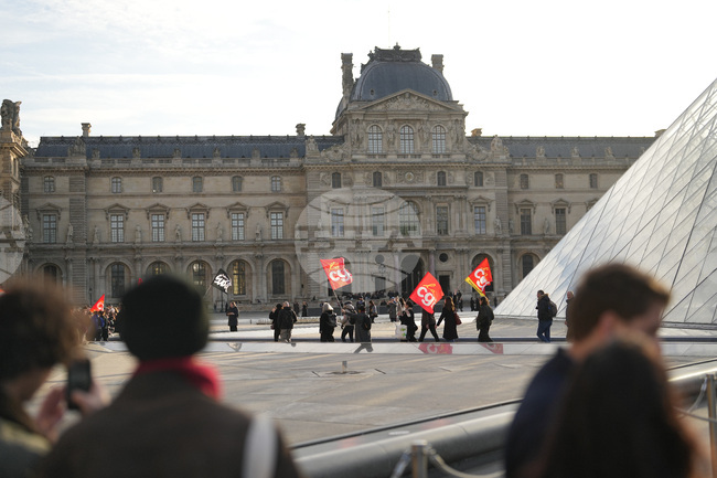 Лувърът в Париж отвори врати, но някои части на музея остават затворени, след като персоналът възобнови стачните си действия