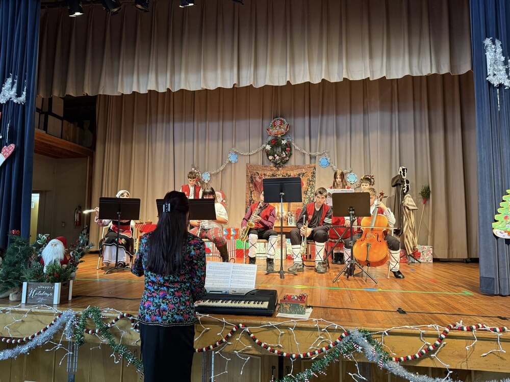 Българското училище „Роден край” в Ню Джърси отбеляза настъпващите празници с коледен концерт