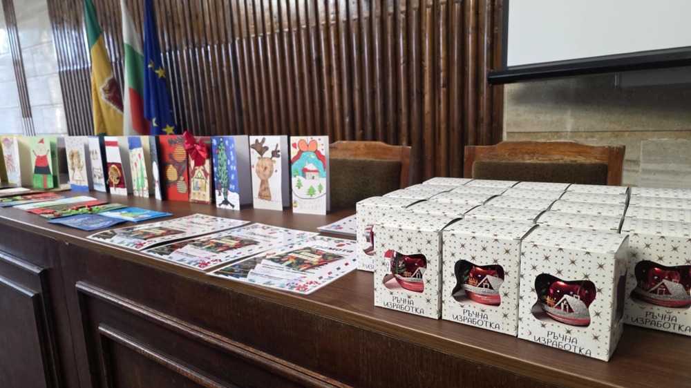 На церемония в Община Добрич бяха наградени победителите от конкурса “Коледна картичка 2025”