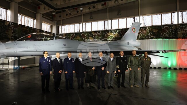 Всички осем самолета F-16 Block 70 по първия договор със САЩ са в базата, каза министърът на отбраната в оставка на церемония в "Граф Игнатиево"