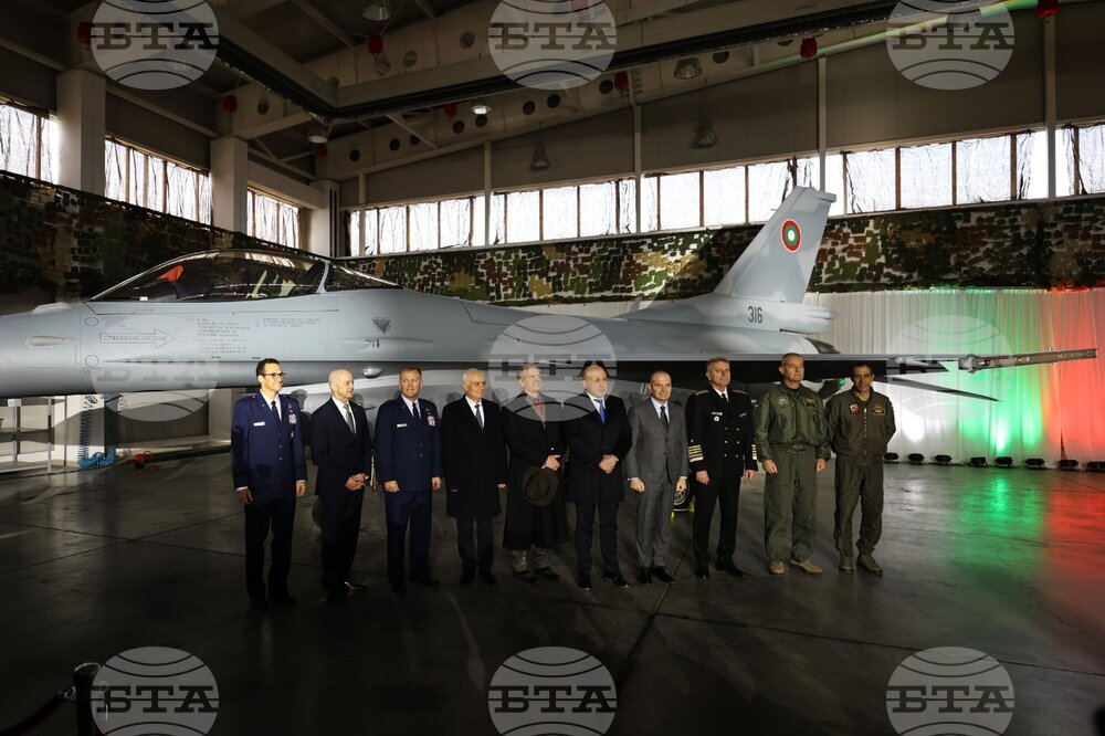 Всички осем самолета F-16 Block 70 по първия договор със САЩ са в базата, каза министърът на отбраната в оставка на церемония в "Граф Игнатиево"