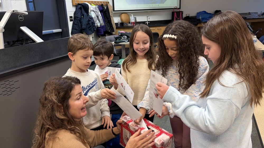 Коледни писма на български език писаха ученици от Българското неделно училище „Родолюбие“ в Синсинати, САЩ