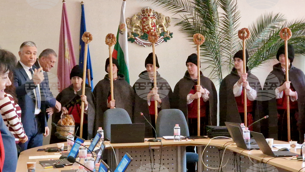 Коледари наричаха за здраве, берекет и просперитет на последното за годината заседание на Общинския съвет в Попово