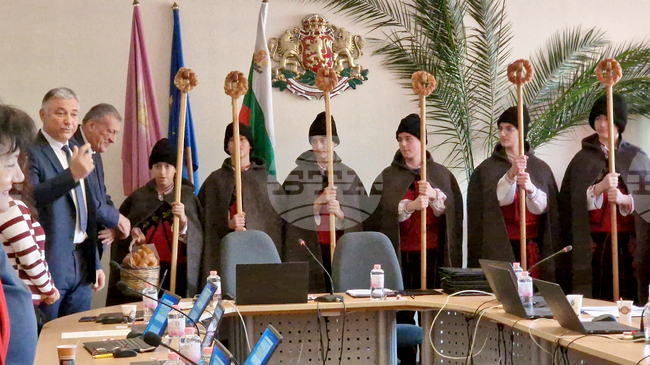 Коледари наричаха за здраве, берекет и просперитет на последното за годината заседание на Общинския съвет в Попово