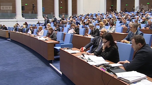 Парламентът прие на второ четене промени в Семейния кодекс, които предвиждат възможност за споделено родителство