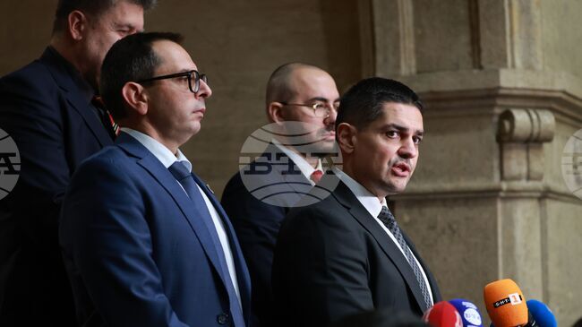 Ако МЕЧ получи третия мандат, ще го забави, за да се проведат избори в удобно време, каза председателят на партията Радостин Василев