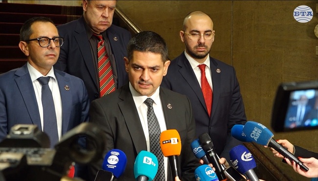 Ако МЕЧ получи третия мандат, ще го забави, за да се проведат избори в удобно време, каза председателят на партията Радостин Василев