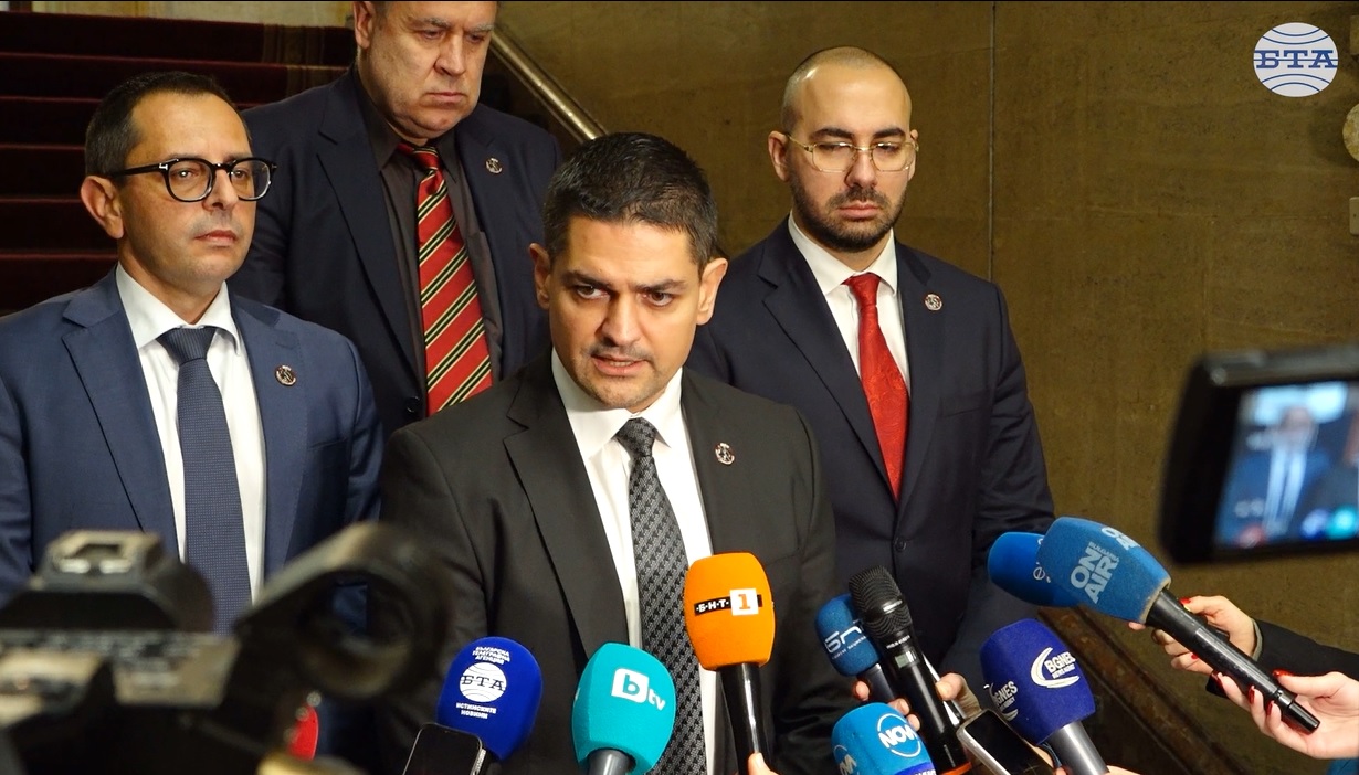 Ако МЕЧ получи третия мандат, ще го забави, за да се проведат избори в удобно време, каза председателят на партията Радостин Василев