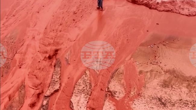 Дъждът поднесе кървавочервено зрелище на иранския остров Ормуз за първи път тази година