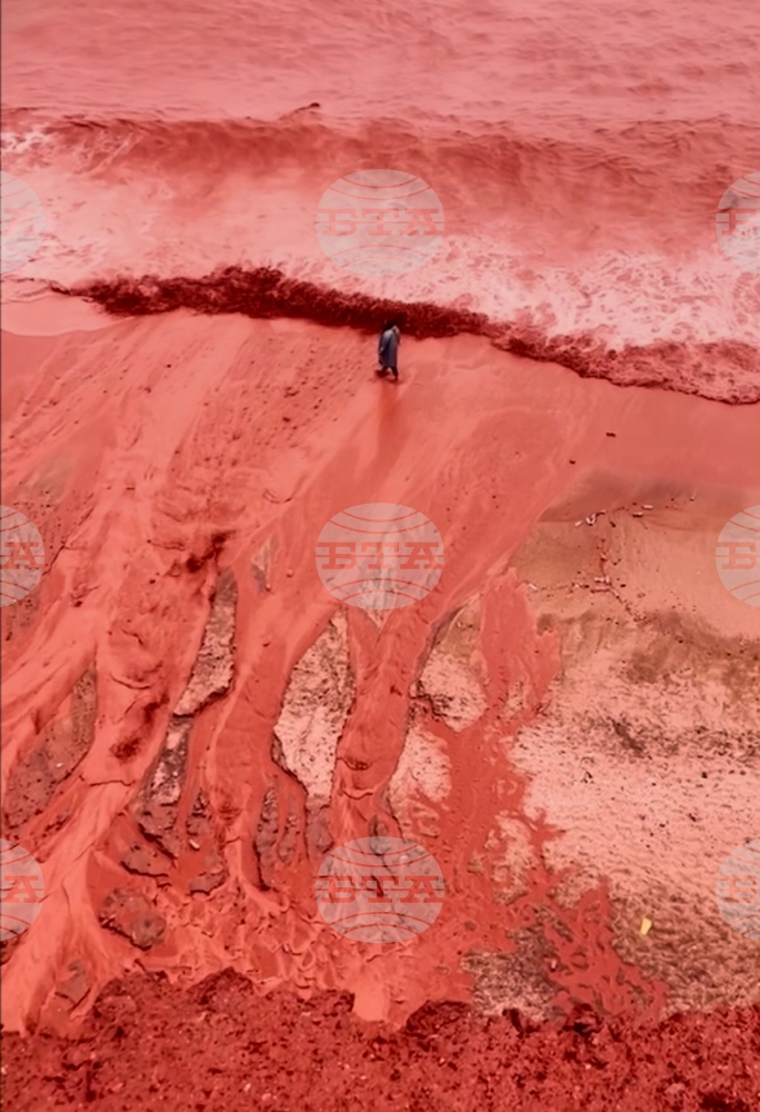 Дъждът поднесе кървавочервено зрелище на иранския остров Ормуз за първи път тази година