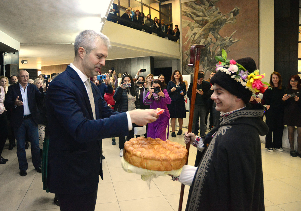 Коледарски песни огласиха етажите в Община Варна