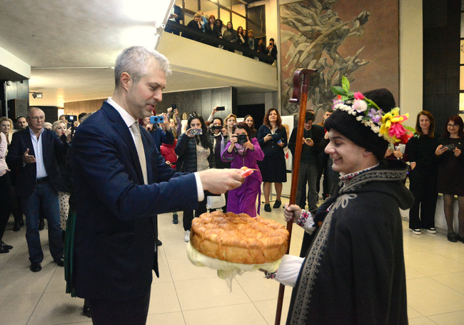 Коледарски песни огласиха етажите в Община Варна