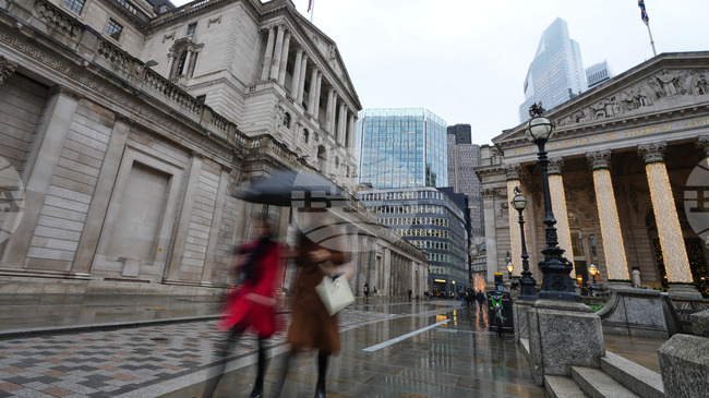 Английската централна банка понижи лихвите след оспорвано гласуване, но сигнализира за предпазливост по отношение на по-нататъшни понижения