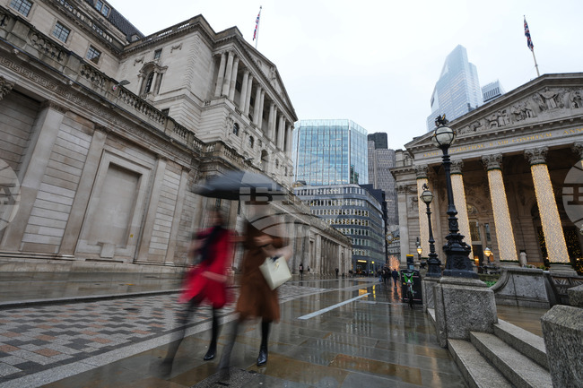 Британската централна банка намали лихвите след оспорвано гласуване, но сигнализира за предпазливост спрямо по-нататъшни понижения