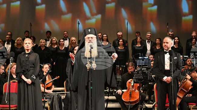 Пловдивският митрополит Николай присъства на коледния концерт „Заедно към вярата и надеждата“ на Държавна опера – Пловдив