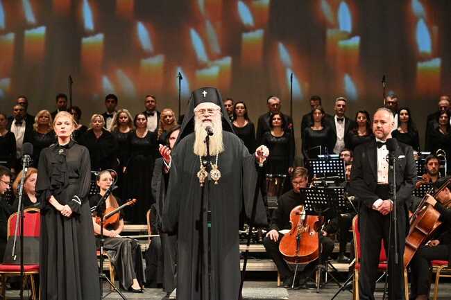Пловдивският митрополит Николай присъства на коледния концерт „Заедно към вярата и надеждата“ на Държавна опера – Пловдив