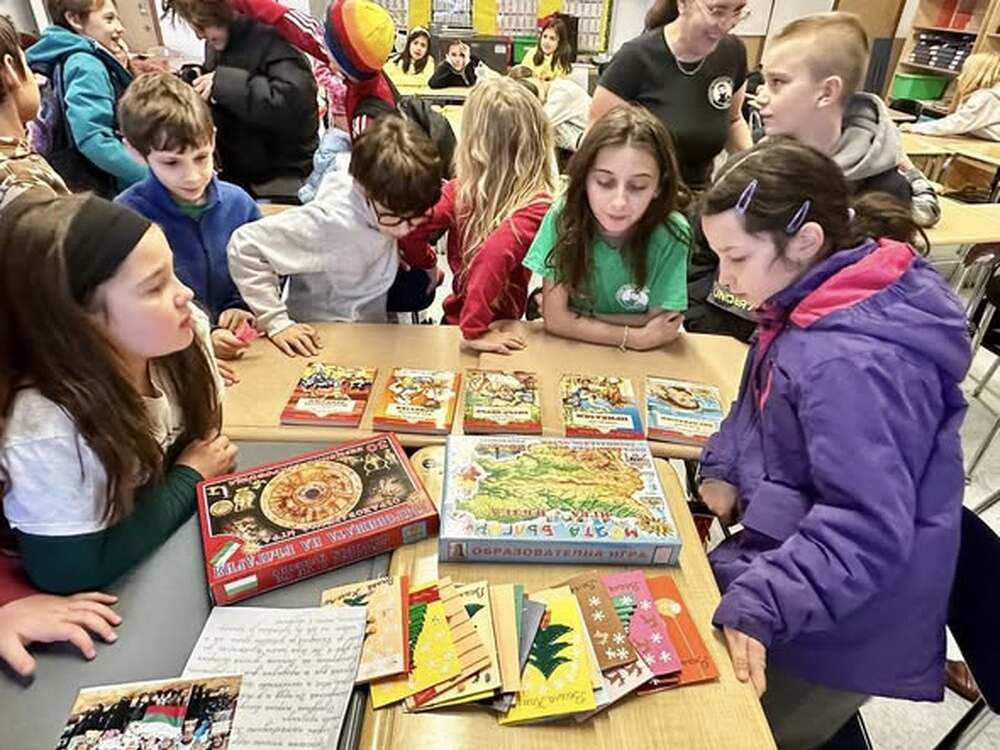 Възпитаници на училището „Христо Ботев“ в Ню Йорк получиха подаръци от свои връстници от Монтана, България