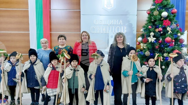 Коледари посетиха сградата на Община Свищов и Младежкия център в града