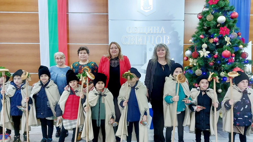 Коледари посетиха сградата на Община Свищов и Младежкия център в града