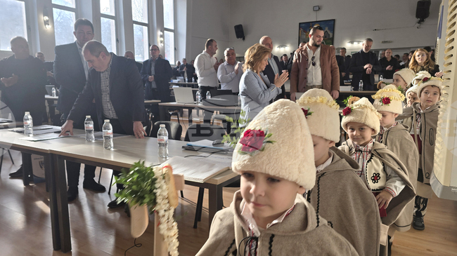 Възпитаници на детска градина "Детелина" коледуваха в Община Петрич