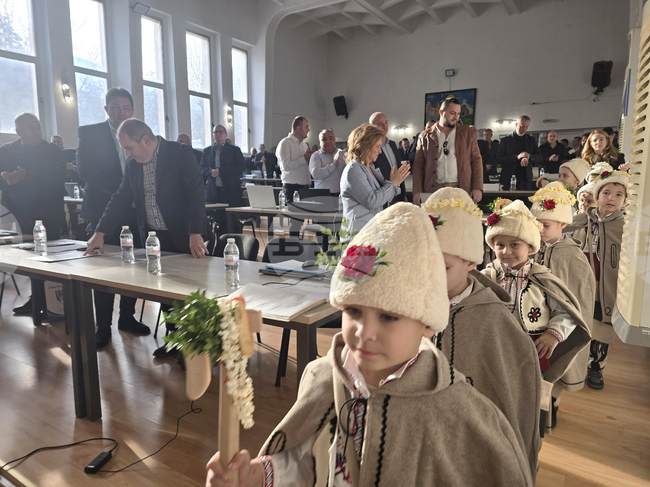 Възпитаници на детска градина "Детелина" коледуваха в Община Петрич