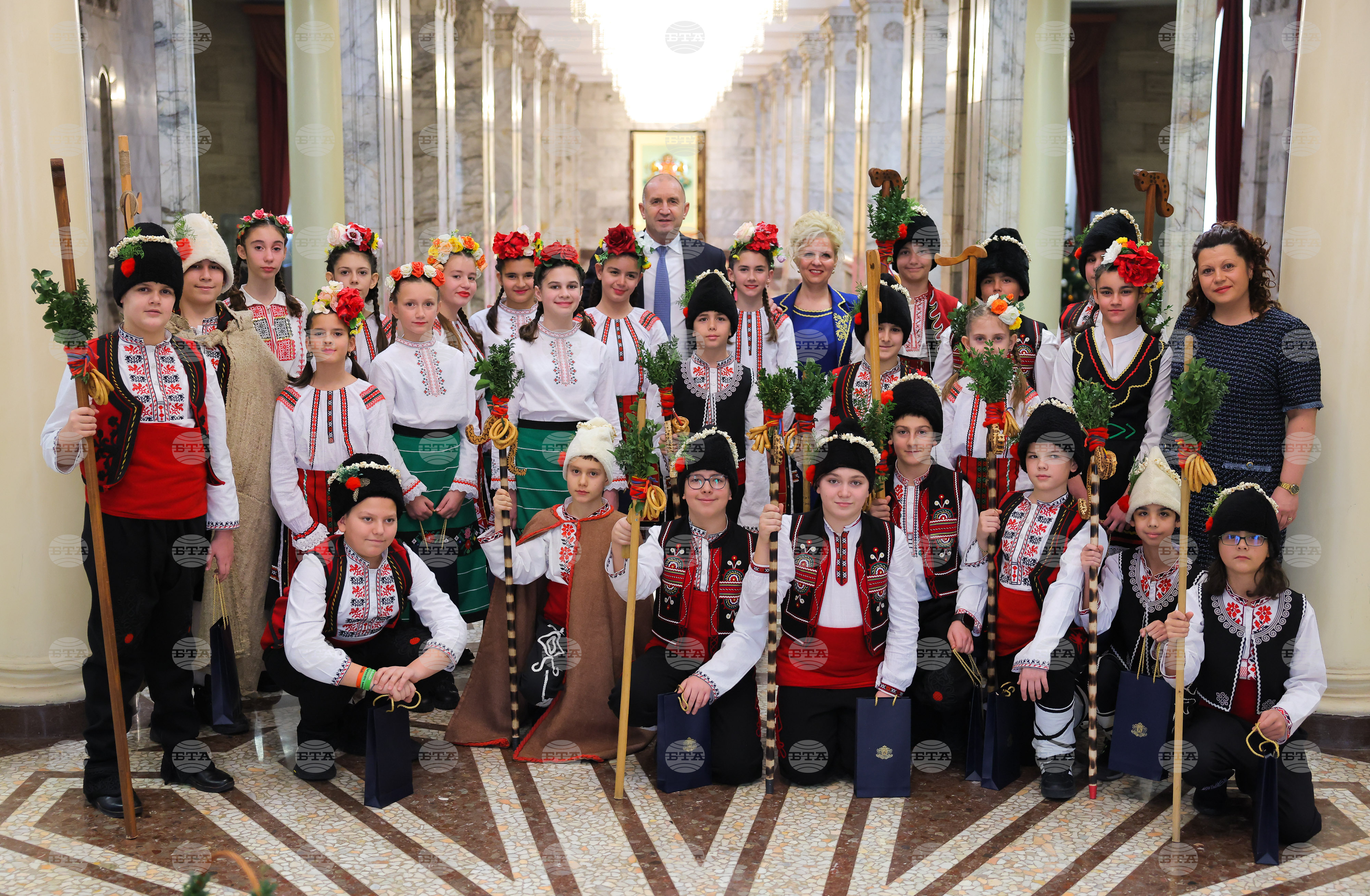 Държавният глава Румен Радев поздрави ученици, представили народния обичай Коледуване в президентската институция