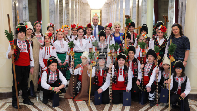 Държавният глава Румен Радев поздрави ученици, представили народния обичай Коледуване в президентската институция