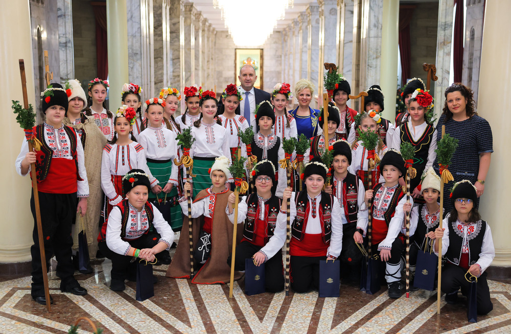 Държавният глава Румен Радев поздрави ученици, представили народния обичай Коледуване в президентската институция