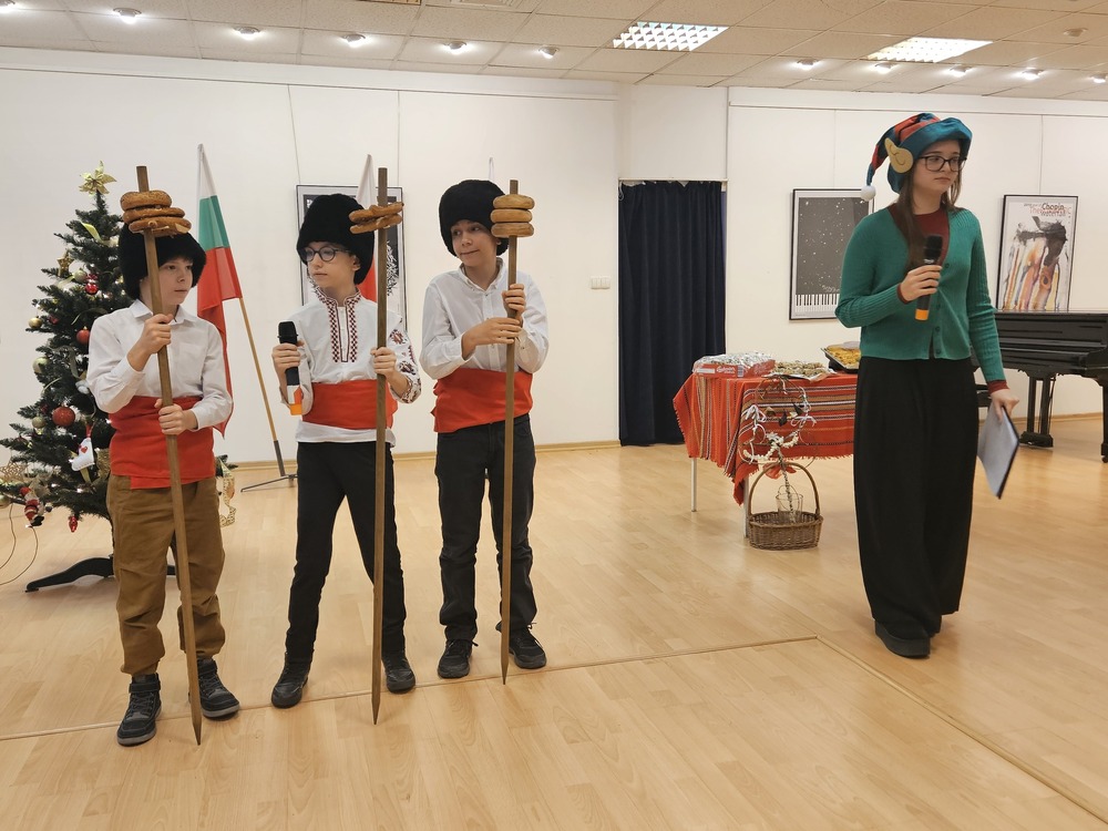Коледно празненство на Българското училище „Дора Габе“ в Полша се състоя в галерията на Българския културен институт във Варшава