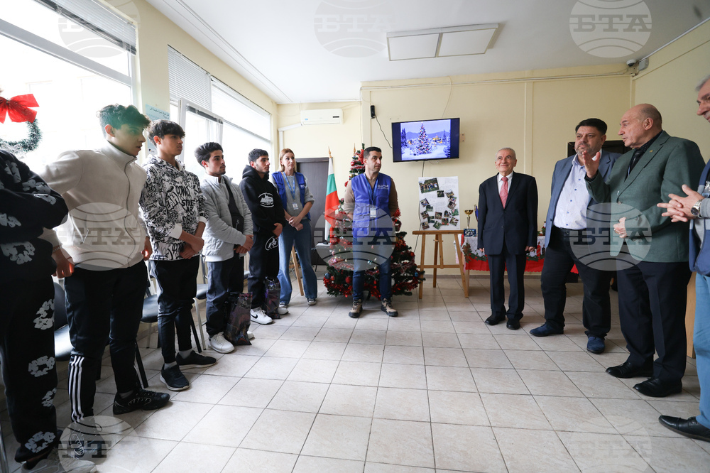 Атанас Зафиров - непридружени деца бежанци - подаръци