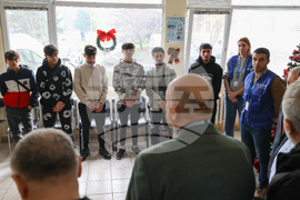 Атанас Зафиров - непридружени деца бежанци - подаръци