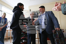 Атанас Зафиров - непридружени деца бежанци - подаръци