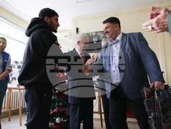 Атанас Зафиров - непридружени деца бежанци - подаръци