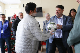 Атанас Зафиров - непридружени деца бежанци - подаръци