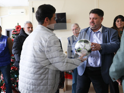 Атанас Зафиров - непридружени деца бежанци - подаръци