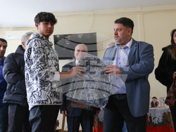 Атанас Зафиров - непридружени деца бежанци - подаръци