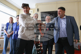Атанас Зафиров - непридружени деца бежанци - подаръци