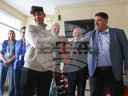 Атанас Зафиров - непридружени деца бежанци - подаръци