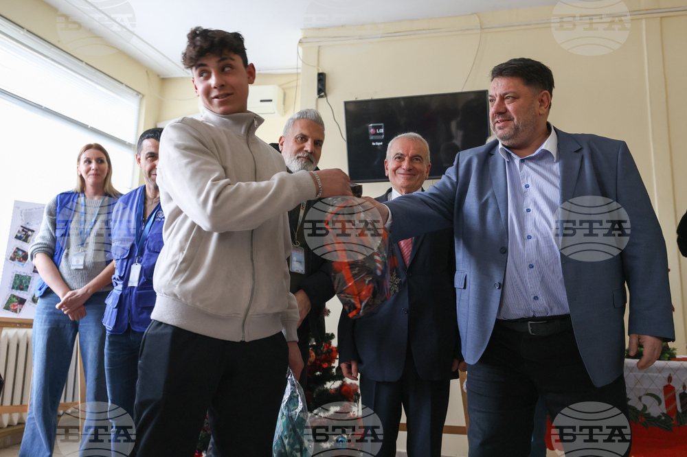 Атанас Зафиров - непридружени деца бежанци - подаръци