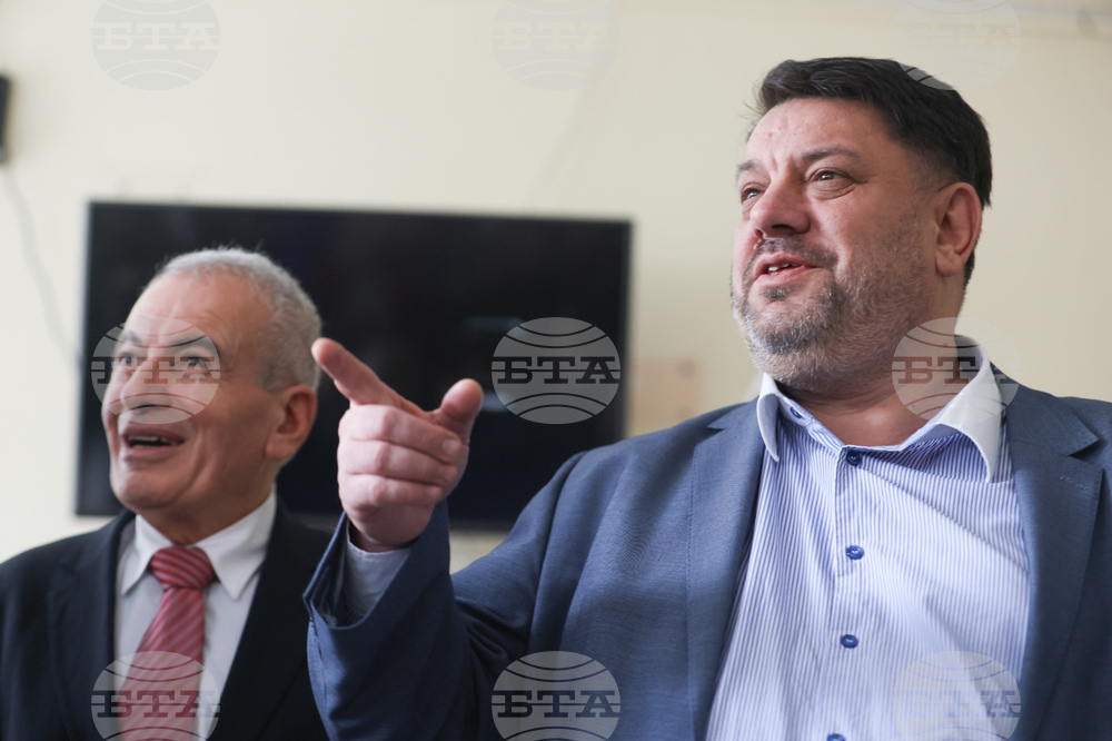 Атанас Зафиров - непридружени деца бежанци - подаръци