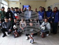 Атанас Зафиров - непридружени деца бежанци - подаръци