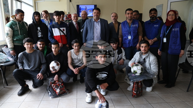 Общо 21 младежи бежанци получиха коледни подаръци от вицепремиера в оставка Атанас Зафиров и председателя на Държавната агенция за бежанците Иван Иванов 