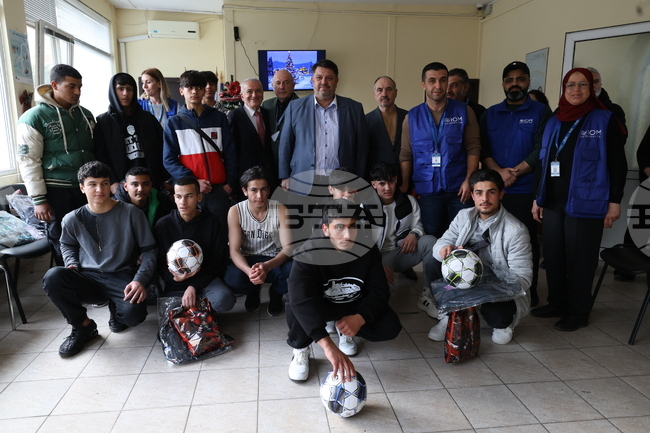 Общо 21 младежи бежанци получиха коледни подаръци от вицепремиера в оставка Атанас Зафиров и председателя на Държавната агенция за бежанците Иван Иванов 