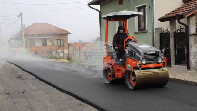 Община Тетевен асфалтира улица в село Галата със средства по инвестиционната програма