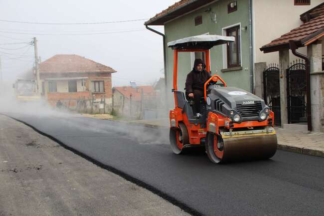 Община Тетевен асфалтира улица в село Галата със средства по инвестиционната програма