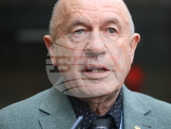 Атанас Зафиров - непридружени деца бежанци - подаръци