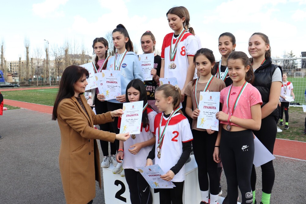 Община Хасково: Заместник-кметът Мария Вълчева награди най-добрите лекоатлети на Хасково в Общинските ученически игри